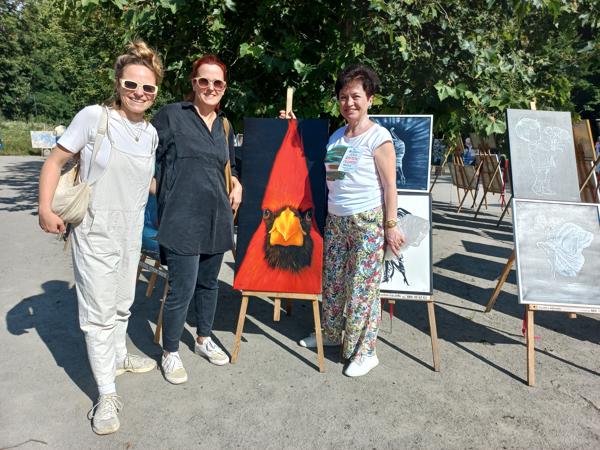 Moj wspaniały" Kardynal szkarlatny"zostal przytulony przez dwie siostry z Berlina.Co za radocha,będzie ozdobą kuchni 😅